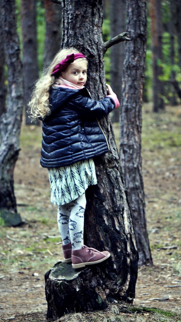 dziewczynka w lesie